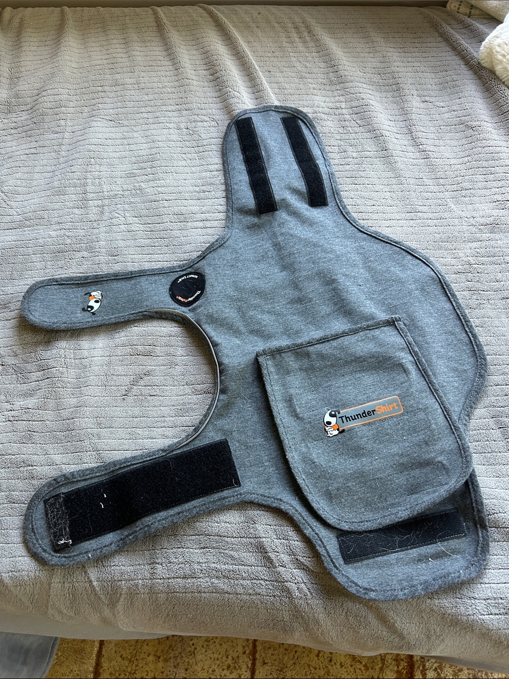 Thundershirt vest Calming Wrap in Gray with Black Straps for small dog